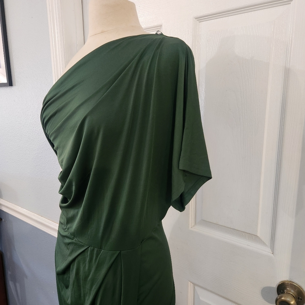 Elegant One-Shoulder Green Dress - Picture 7 of 16
